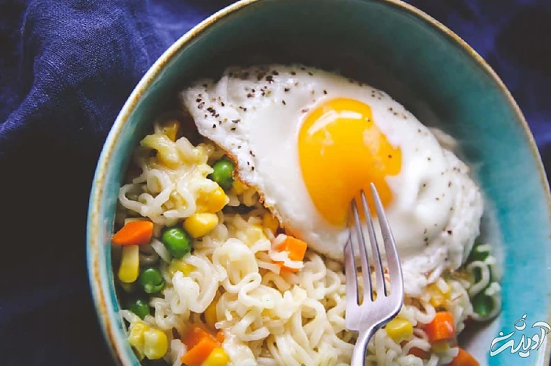 نودل فوری با تخم مرغ و سبزیجات